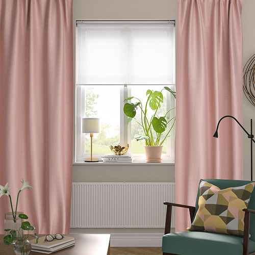 Acogedora habitación con cortinas VILBORG, planta, silla y almohada verde azulado, luz suave.
