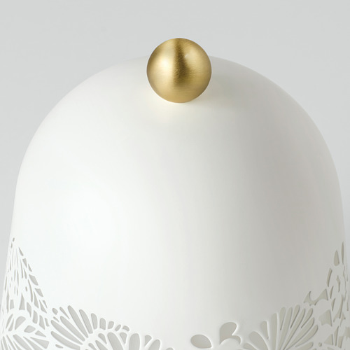 Elegante lámpara con intrincada base floral, reluciente esfera dorada en la parte superior, luz suave.