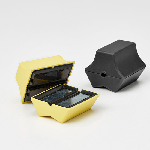 Dos anclajes usb HAVSKÅL, uno amarillo abierto que revela el imán interno, otro negro cerrado, que muestra un diseño y materiales de calidad.