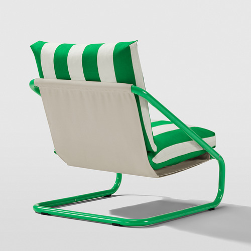 Sillón de metal verde brillante con cojines de rayas blancas y verdes, diseñado para la comodidad y el uso en exteriores.