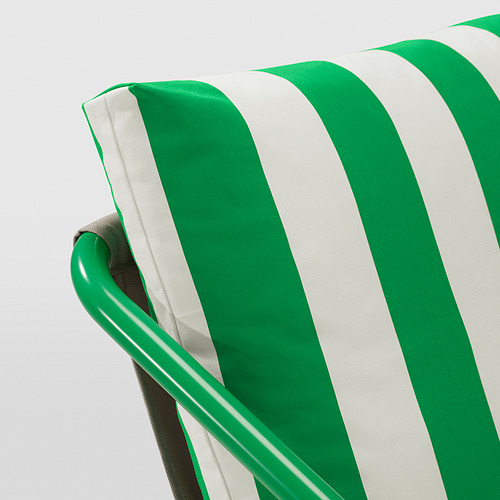 Un cojín de rayas verdes y blancas sobre una silla moderna, destacando la calidad, el diseño y la comodidad.