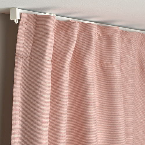 Primer plano de cortinas VILBORG rosas con textura lineal en barra, que demuestran su característica de oscurecimiento de la habitación y su diseño plisado.