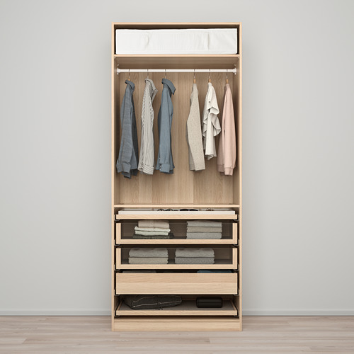 Armario organizado con camisas colgadas, ropa doblada, estantes y cajones.