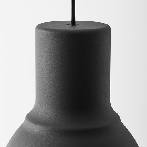 Primer plano de una lámpara moderna negra; acabado suave y elegante; Diseño robusto.