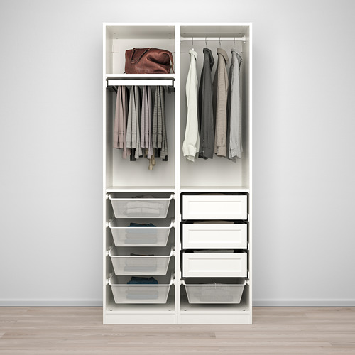 Esta imagen muestra un armario compacto PAX con cestas de malla para un almacenamiento aireado, cajones para artículos más pequeños y espacio para colgar la ropa.