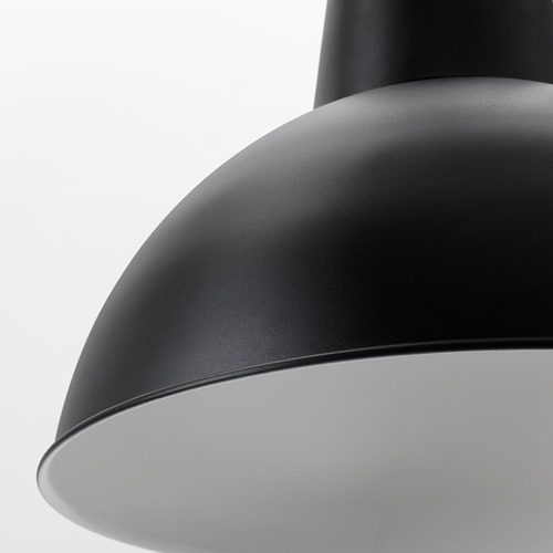Primer plano de una elegante y moderna lámpara colgante negra, que muestra su pantalla de metal pintado suave y de alta calidad y su diseño robusto.