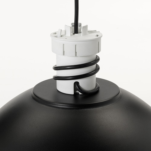 Lámpara colgante negra con cordón ajustable y tapa blanca, gancho de techo a la vista.