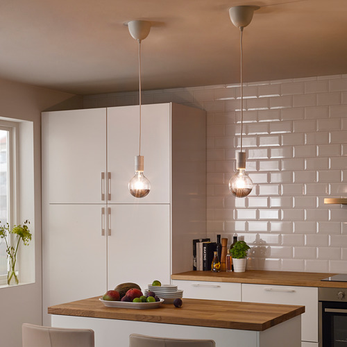 Cocina moderna: armarios blancos, encimera de madera, lámparas colgantes, frutero, ventana.