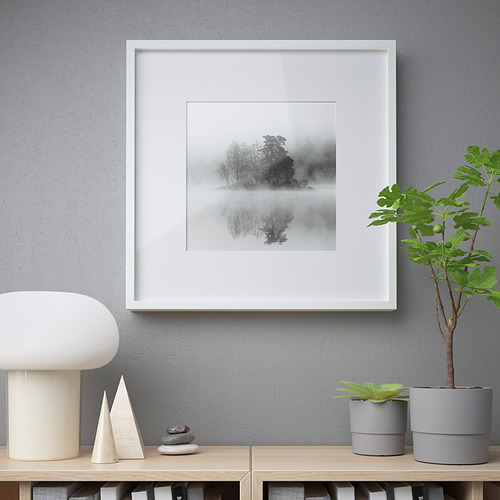 Sala de estar moderna con arte del bosque, lámpara, plantas.
