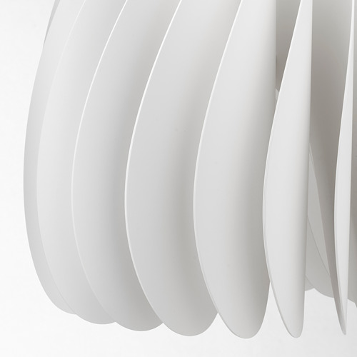 Lámpara colgante moderna con paneles curvos de plástico reciclado blanco. Difunde la luz con elegancia.