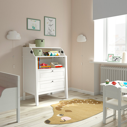 Una acogedora guardería con cambiador SUNDVIK, alfombra, lámparas de pared y decoración para bebés.