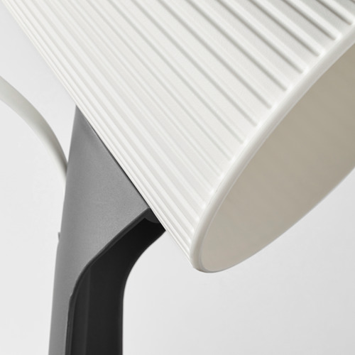 Lámpara de trabajo moderna con un diseño elegante y blanco, con una pantalla texturizada para enfocar la luz.