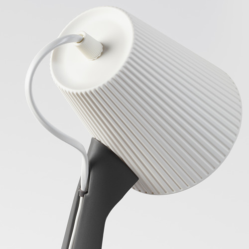 Lámpara moderna blanca con pantalla estriada, base gris y cuello flexible. Diseño elegante y funcional.