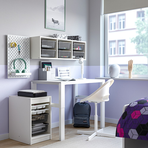 Moderna oficina en casa con almacenamiento TROFAST, escritorio, silla, accesorios y luz natural.