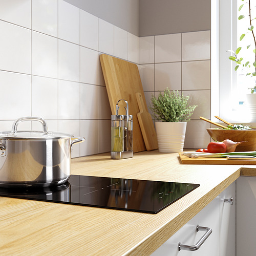 Cocina moderna con encimera de madera, ingredientes de cocina.