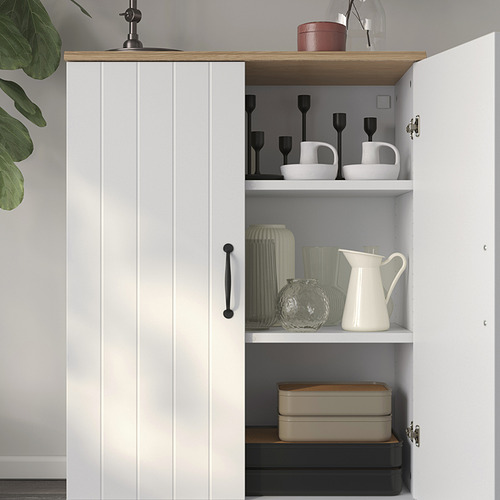 Mueble SKRUVBY blanco con estantes: candelabros, jarrones, cajas.