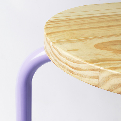 Taburete de madera con acabado claro y patas curvas de metal morado. Material de alta calidad, diseño elegante.