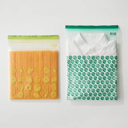 Dos bolsas ISTAD de IKEA: una contiene pasta y la otra una camisa.