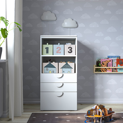 Habitación para niños con tema de nubes, unidad de almacenamiento, luces, estantería, avión de juguete. Esta versión captura la esencia mientras se mantiene por debajo del límite de caracteres.