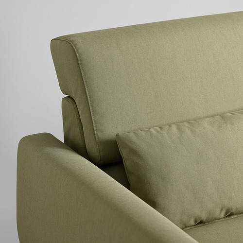 Sofá moderno de color verde oliva con un diseño elegante. Cojines suaves y respaldo alto y de apoyo visibles.