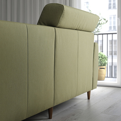Moderno sofá verde, respaldo ajustable y chaise longue.