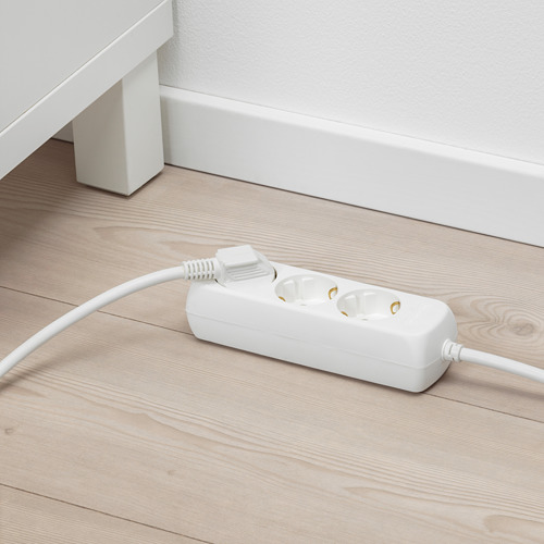 Cable de extensión blanco en el suelo, ofrece 3 enchufes adicionales con persianas de seguridad, 1. Cable de 5 m.