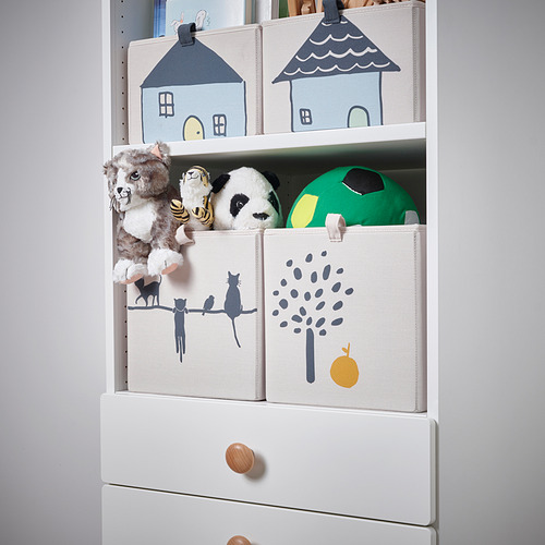 Estantería blanca con cuatro cajas de almacenamiento decoradas para juguetes.