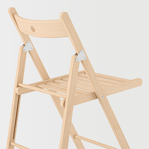 Silla plegable de madera clara con dos bisagras metálicas, expuestas sobre fondo blanco.