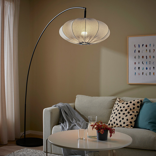 Sala de estar moderna con lámpara de pie REGNSKUR, decoración colorida, ambiente acogedor.