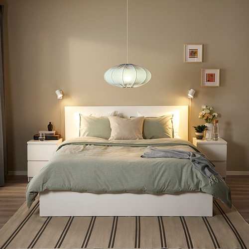 Dormitorio con lámpara REGNSKUR grande, redonda y blanca. Moderno, diseño minimalista, espacioso, bien iluminado.