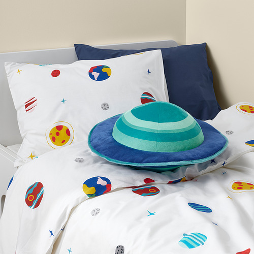 Cama infantil con ropa de cama planetaria, almohadas azules y almohada en forma de ovni.