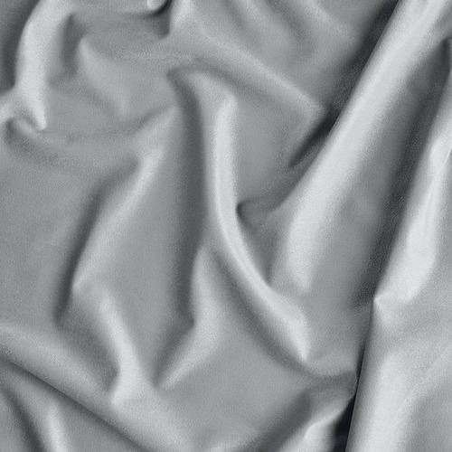 Primer plano de tela drapeada gris, textura lisa, pliegues suaves.