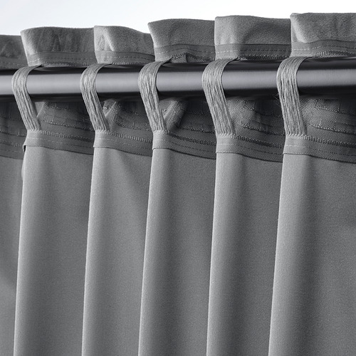 Primer plano de la cinta de cabecera de las cortinas SANDSVINGEL, mostrando lengüetas para colgarlas fácilmente y creando pliegues con ganchos.
