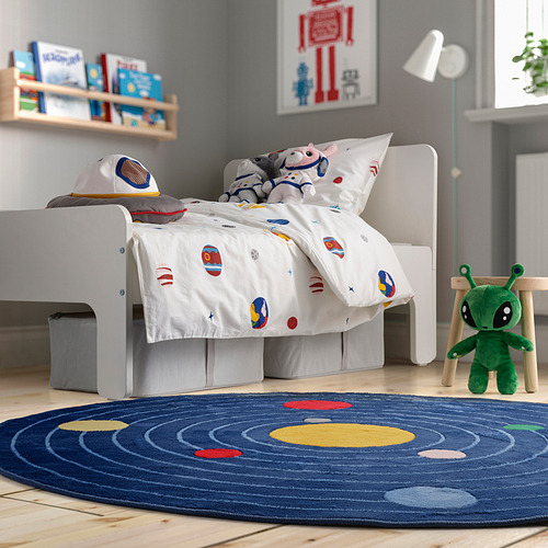 Dormitorio infantil con edredón, alfombra y juguete AFTONSPARV.
