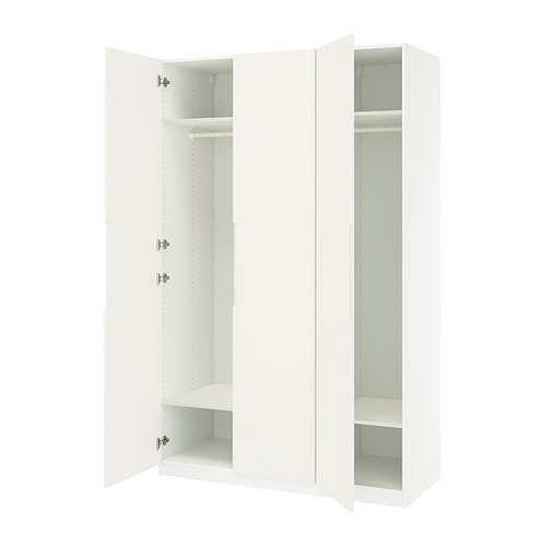 Un armario blanco abierto de ikea PAX, que muestra su espacio de almacenamiento interior con estantes y barras para colgar.