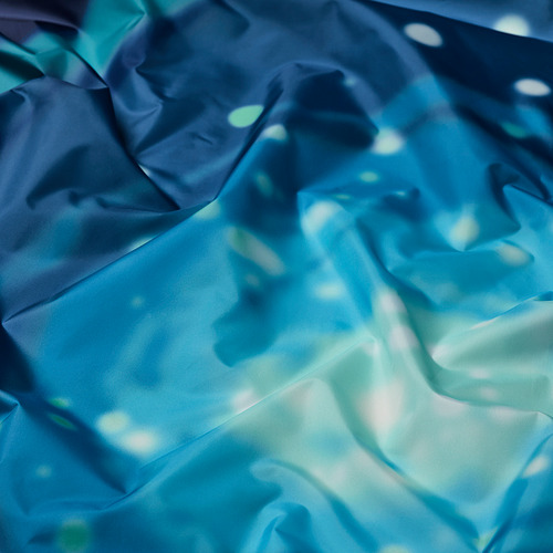 Tela de tienda azul suave y brillante con temas espaciales con estrellas blancas dispersas, creando una atmósfera cósmica.