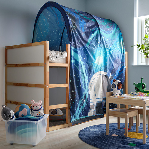 Tienda de campaña KURA estrellada azul en la habitación de los niños, cubriendo la litera, creando un espacio de juego acogedor.
