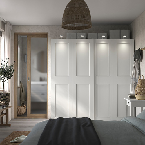 Dormitorio con armario corredero moderno GRIMO en color blanco, de líneas limpias y diseño minimalista.