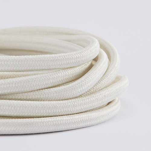 Juego de cordones enrollado cuidadosamente, mostrando la textura de la tela trenzada blanca. Ideal para lámparas modernas.