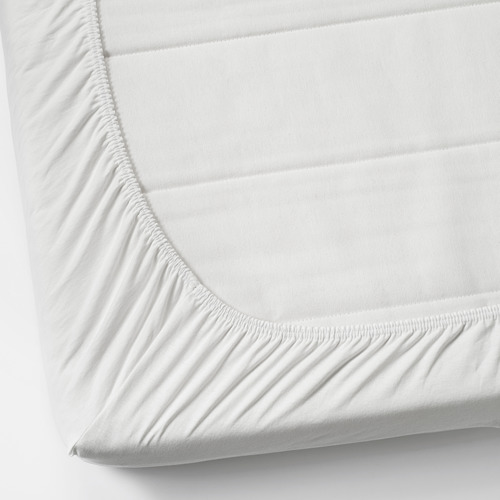 Sábana bajera blanca con esquinas elásticas, diseñada para colchones de hasta 16 cm de grosor.