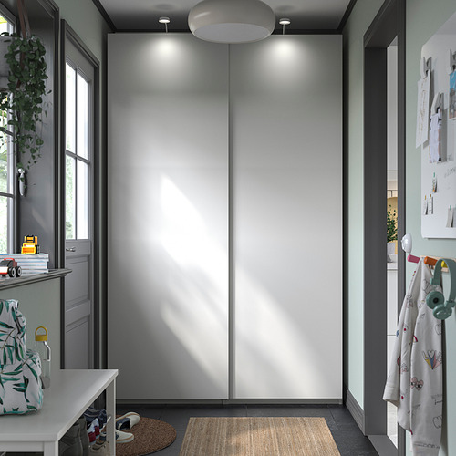 Cómoda blanca minimalista, luces empotradas, almacenaje.