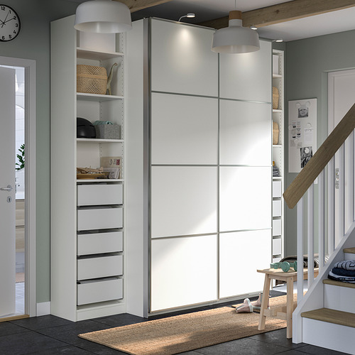 Armario PAX blanco moderno, puertas correderas, columnas, cajones, estantes, diseño elegante.