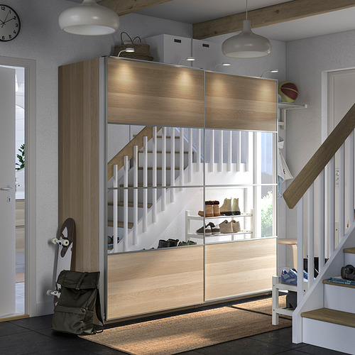 Un moderno mueble de almacenamiento de madera y cristal con puertas correderas.