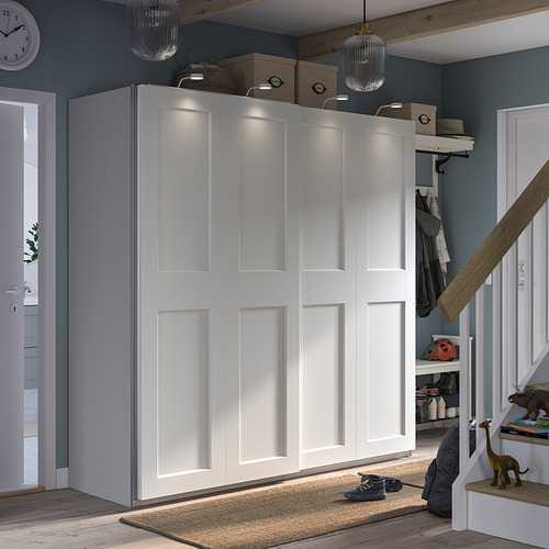 Moderno armario GRIMO blanco con puertas correderas, líneas limpias y diseño minimalista, ideal para ahorrar espacio.