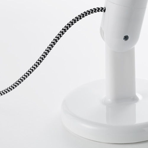 Lámpara de pie moderna con elegante base blanca y pantalla estampada ajustable.
