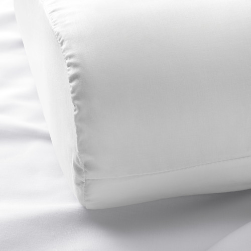 Primer plano de funda de almohada de algodón y lyocell de primera calidad, con una textura suave y nítida y costuras meticulosas.