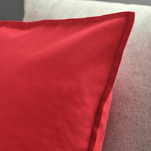 Primer plano de la funda de cojín GURLI de color rojo vibrante, textura suave, tejido de calidad.