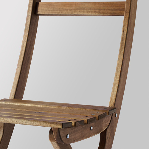Robusta silla plegable de madera de acacia. Premontado, duradero, acabado natural.