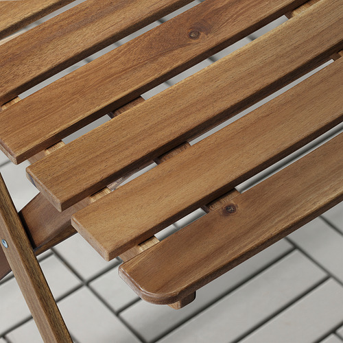 Primer plano de la mesa de madera ASKHOLMEN, que muestra su robusto diseño de listones y su acabado natural.