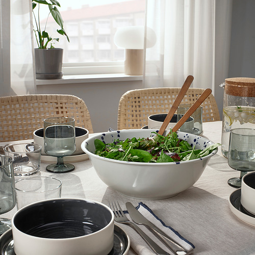 Un juego de mesa con vajilla SILVERSIDA, con ensaladera, vasos y cubiertos.